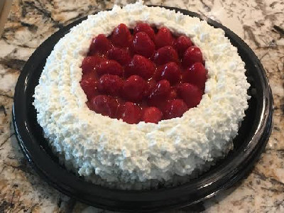 Gluten-free strawberry cake with white cream