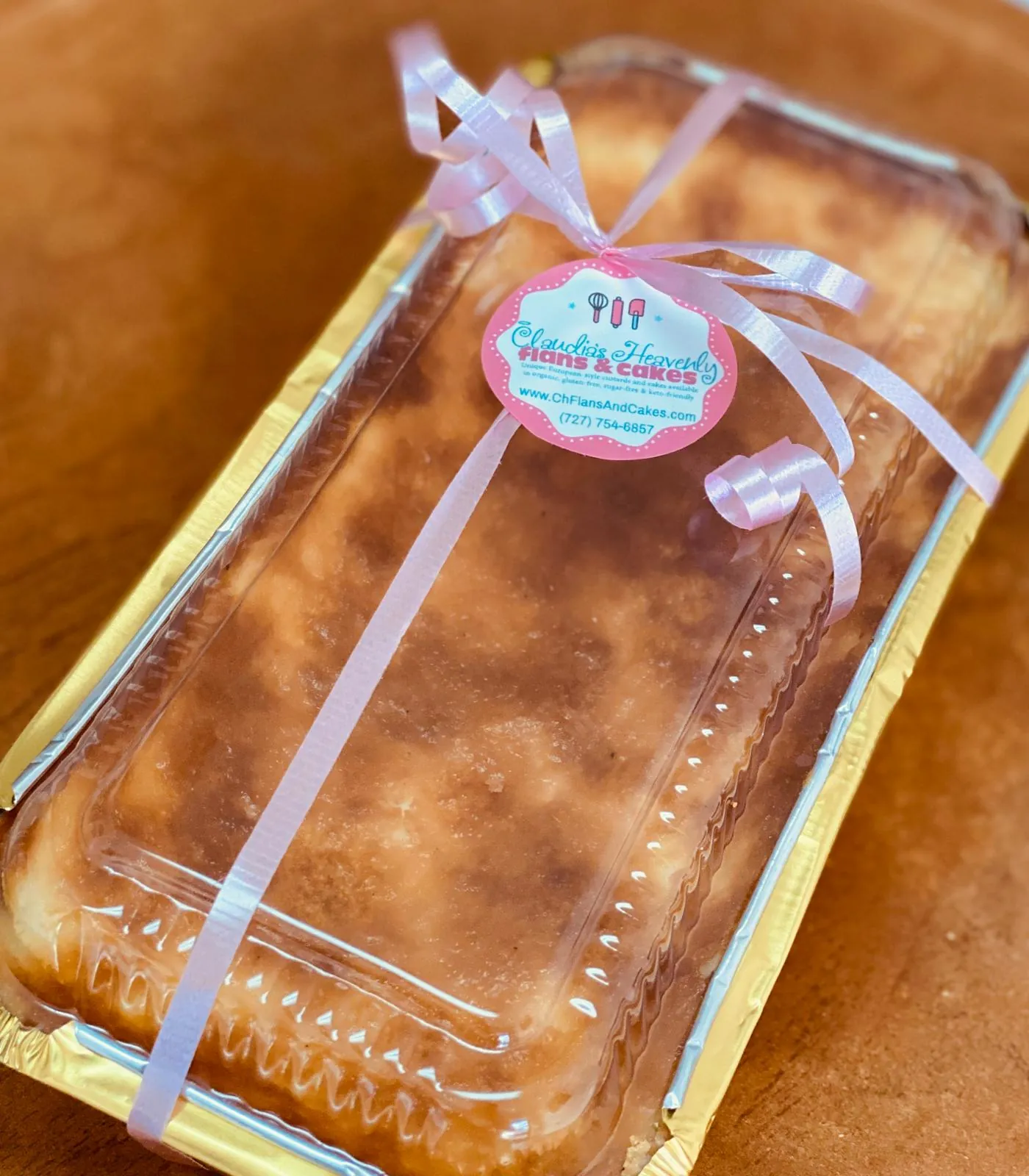 flans & cakes Flan in a gift pack with a pink ribbon