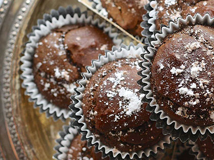 plain cupcakes plate